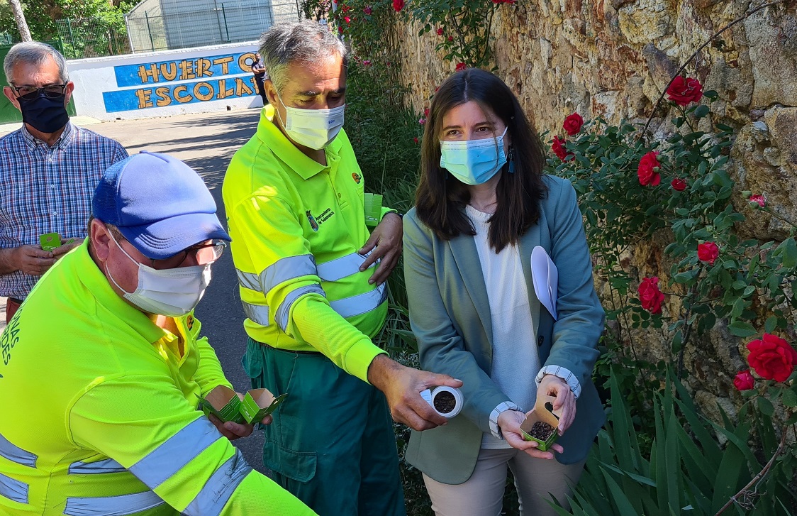 Miryam Rodriguez muestra los insectos benignos empleados en el Parque de los Jesuitas