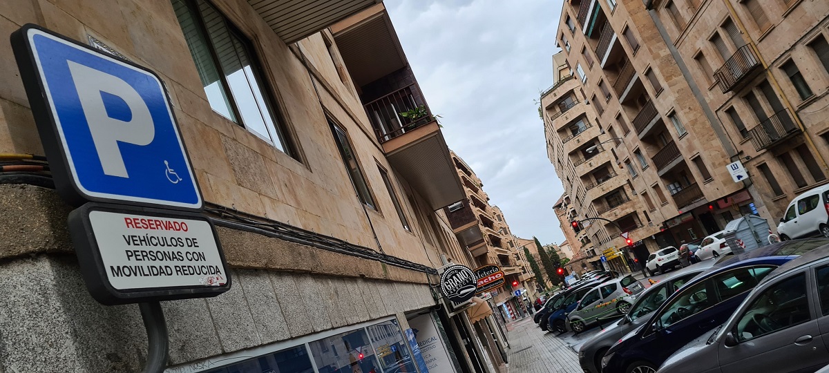 Senal de aparcamiento de vehiculos para personas con movilidad reducida
