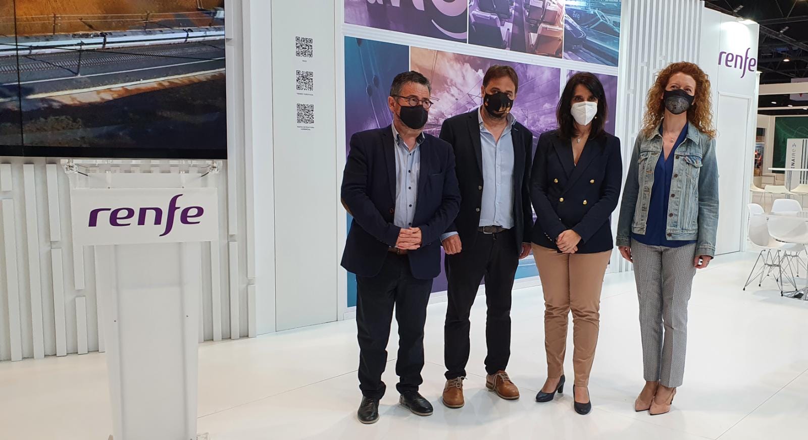 Imagen tras la firma de la renovacion del convenio con RENFE