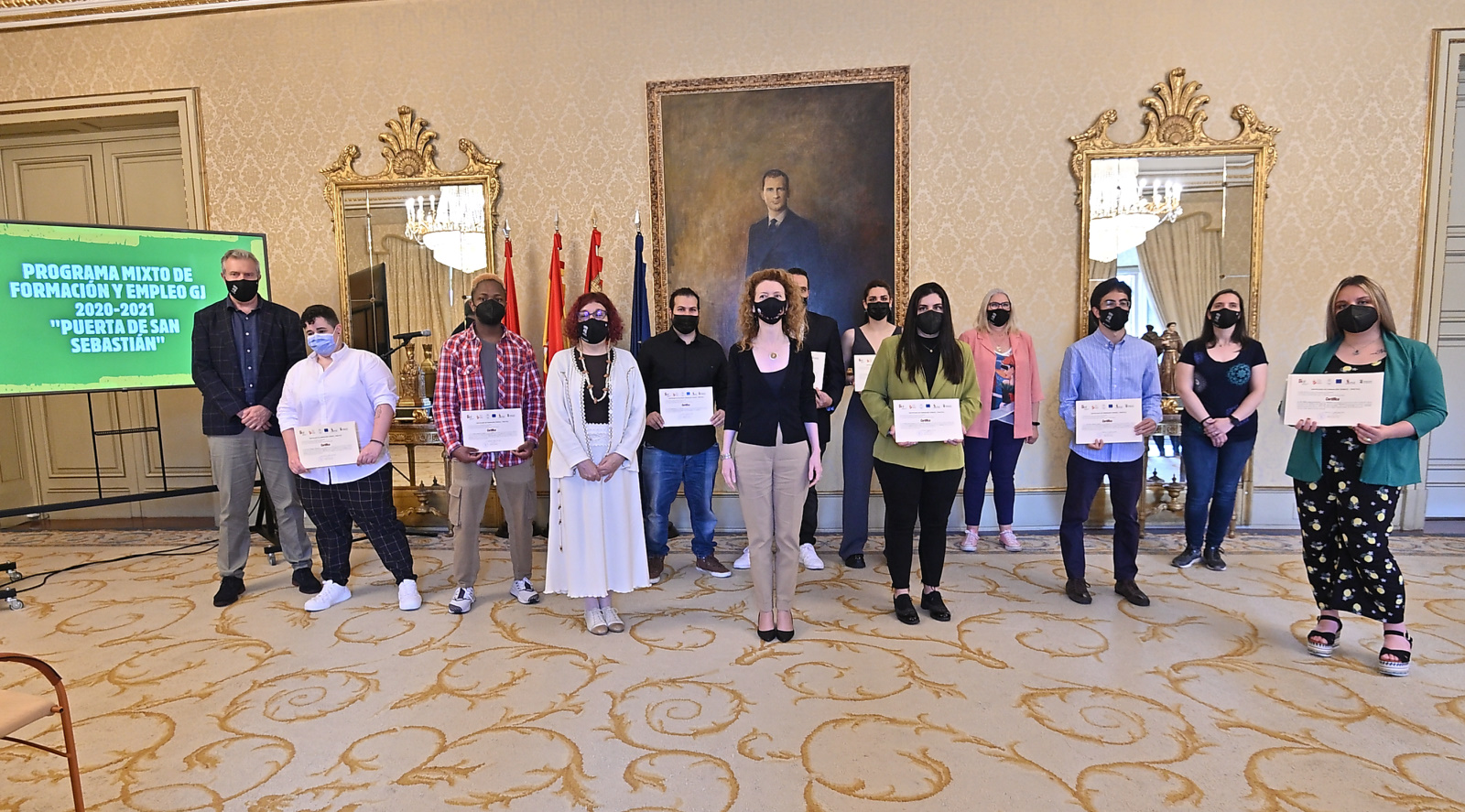 Ana Suarez con los participantes en la entrega de diplomas