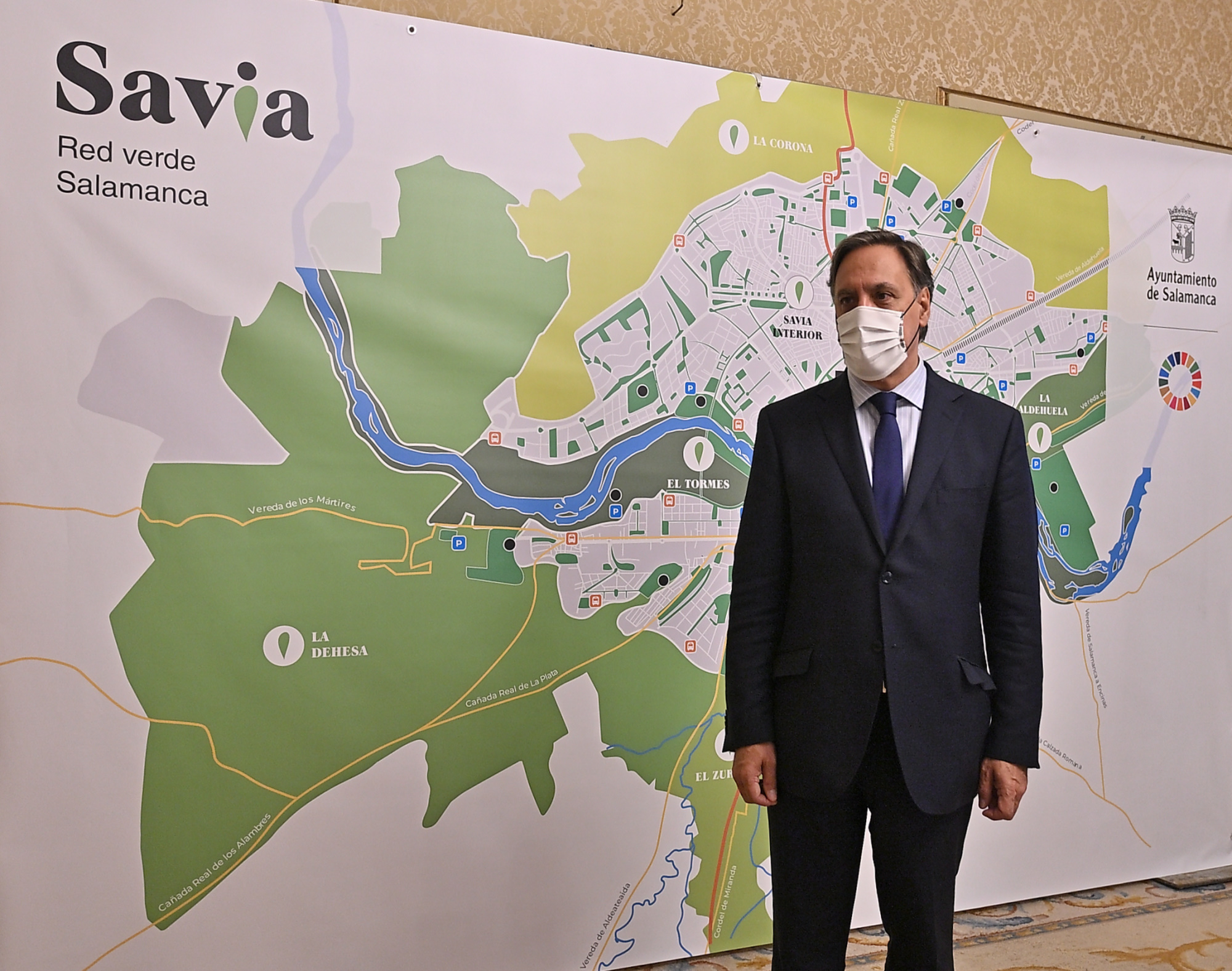 El alcalde  Carlos Garcia Carbayo  durante la presentacion de Savia Red Verde