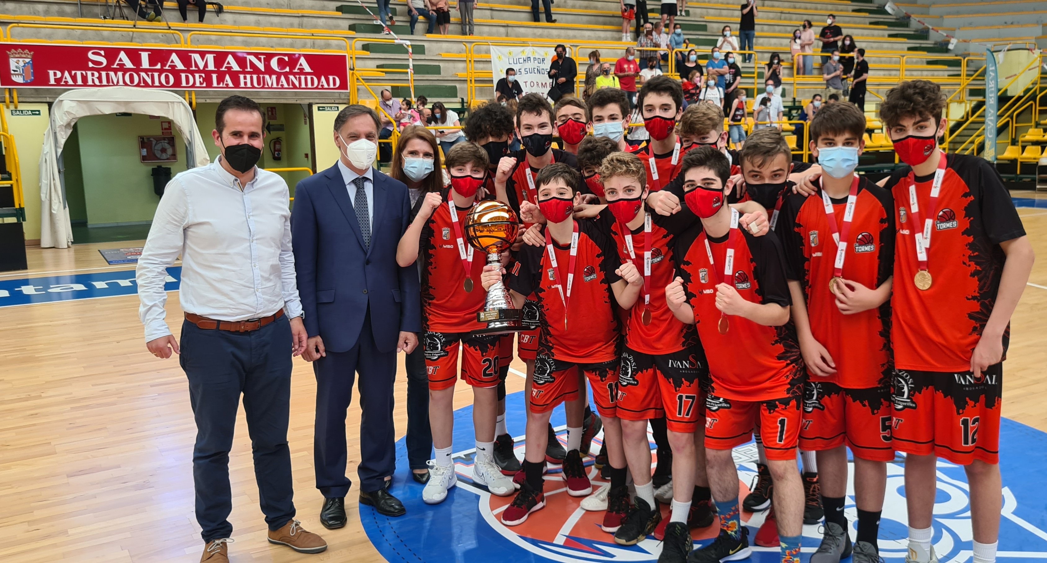 El alcalde  junto al equipo infantil masculino del CB Tormes  campeon de Castilla y Leon