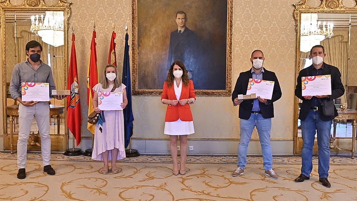 Entrega de los diplomas a los ganadores del programa  Mejores practicas fomento del talento
