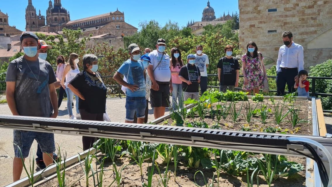 Visita al huerto robotizado de la USAL con la concejala Miryam Rodriguez