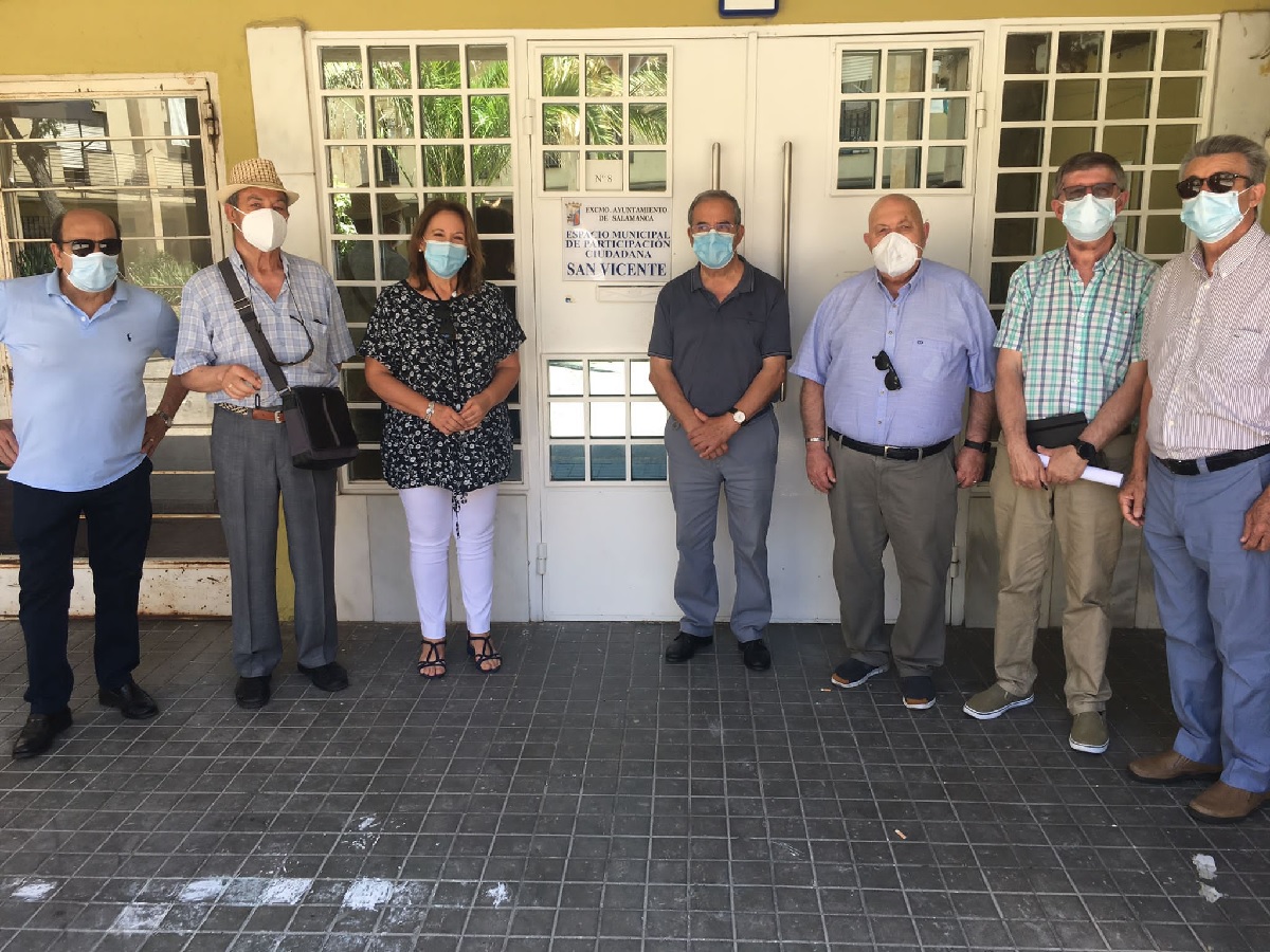 Isabel Macias en la entrega de llaves del nuevo local a las dos asociaciones de mayores