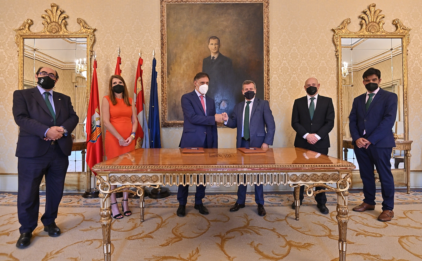 Firma del acuerdo en el Salon de Recepciones del Ayuntamiento