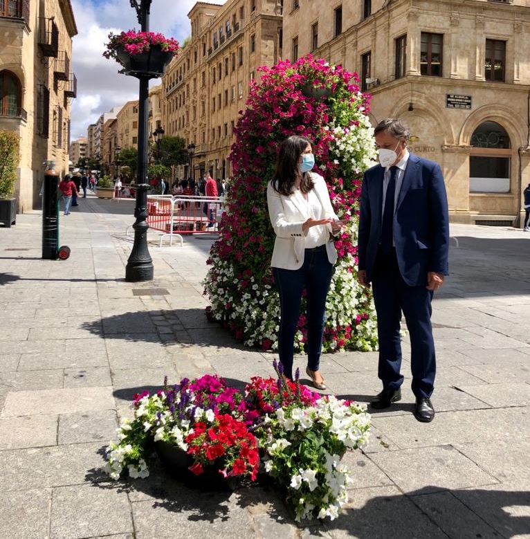 Miryam Rodriguez y Carlos Garcia Carbayo en la visita a las nuevas jardineras