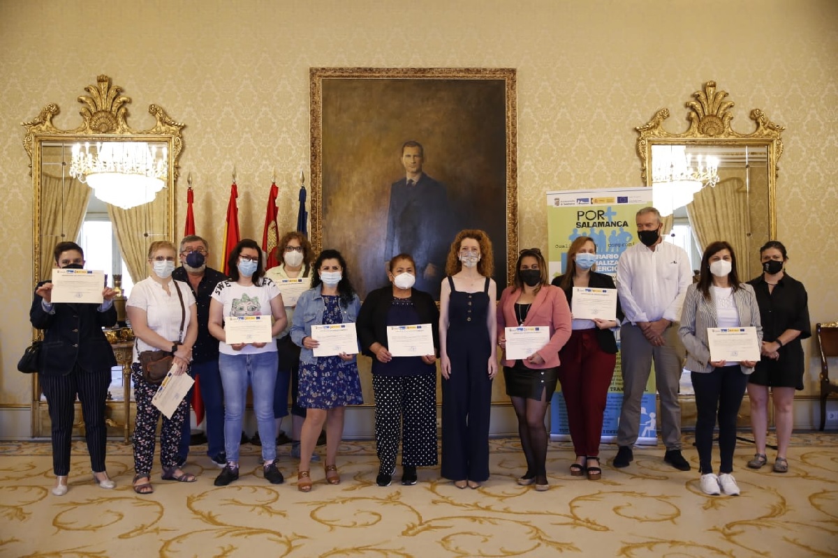 Imagen de la entrega de diplomas de este lunes
