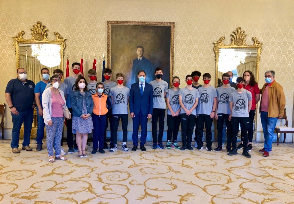 El alcalde de Salamanca ha recibido al equipo infantil del CB Tormes