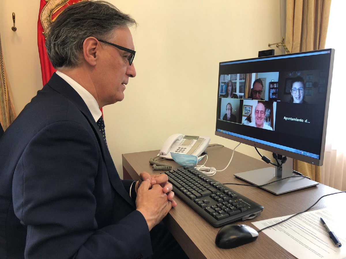 Imagen de archivo de la reunion telematica del alcalde con la Hermandad de Donantes de Sangre