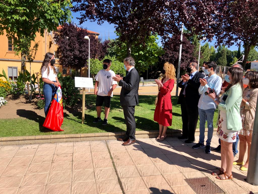 Descubrimiento de una placa en recuerdo de Roberto Fraile en Ciudad Jardin