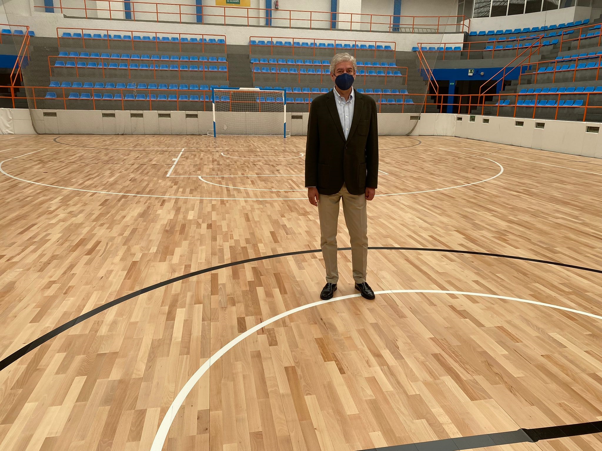 El concejal de Deportes  Javier Garcia Rubio  en el pabellon de La Alamedilla