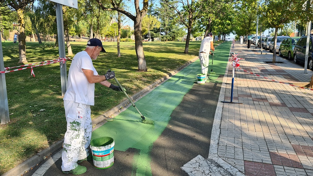 Operarios en el carril bici del Paseo de los Olivos