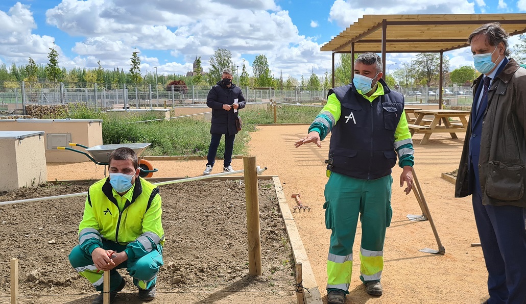 El alcalde  Carlos Garcia Carbayo  en los Huertos Urbanos para formacion