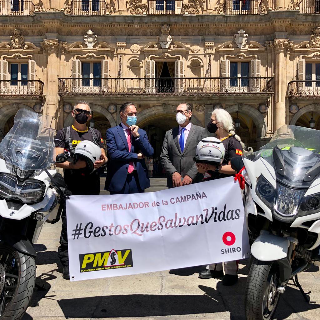 Garcia Carbayo junto a miembros de la Plataforma Motera por la Seguridad Vial