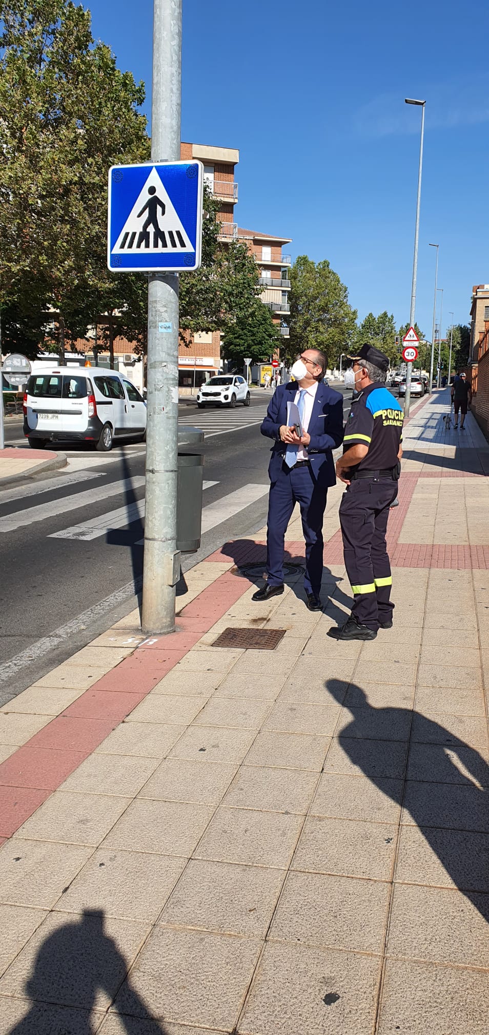 El concejal de Trafico  Fernando Carabias  visitando la instalacion de la nueva senalizacion