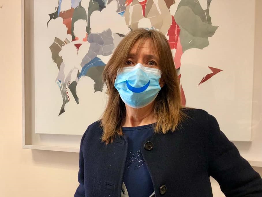 La concejala de Salud Publica  Maria Jose Fresnadillo  con la mascarilla de Ariadna