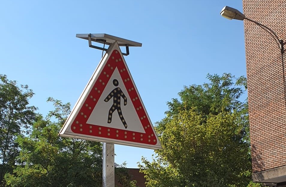 Senal luminosa inteligente que avisa a los conductores de la presencia de peatones