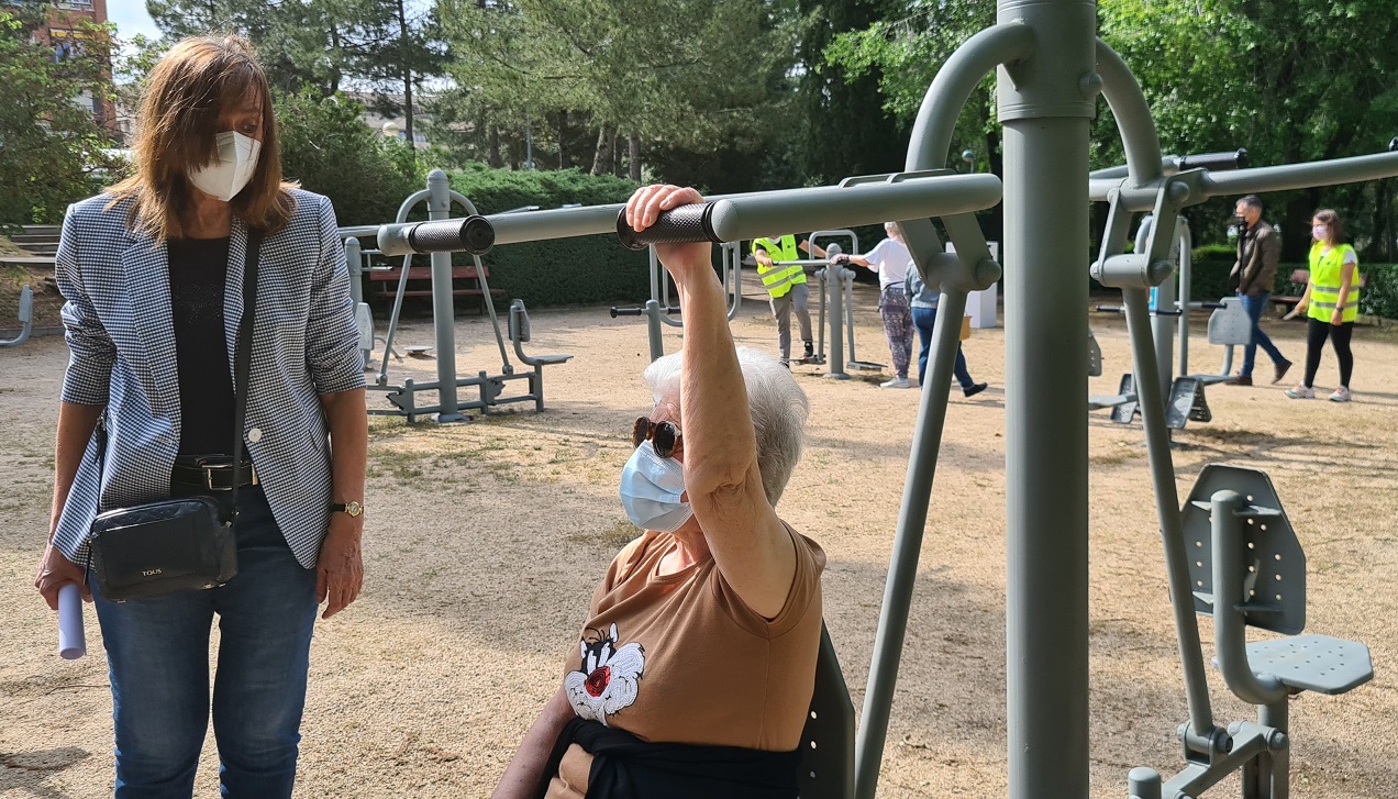 La concejala de Salud Publica  Maria Jose Fresnadillo  en un parque biosaludable