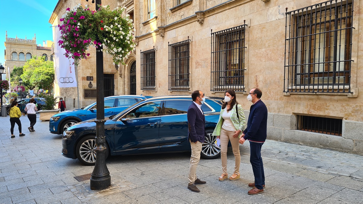 Visita de Miryam Rodriguez a la exposicion de coches electricos