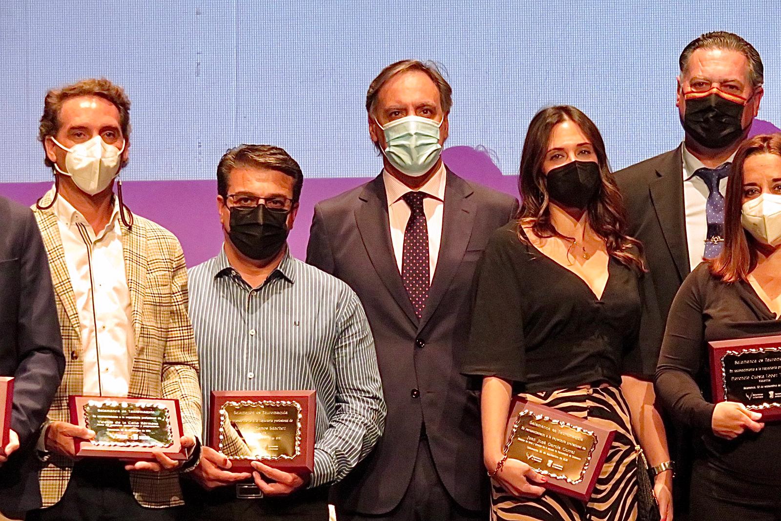 El alcalde junto a participantes en el acto de homenaje