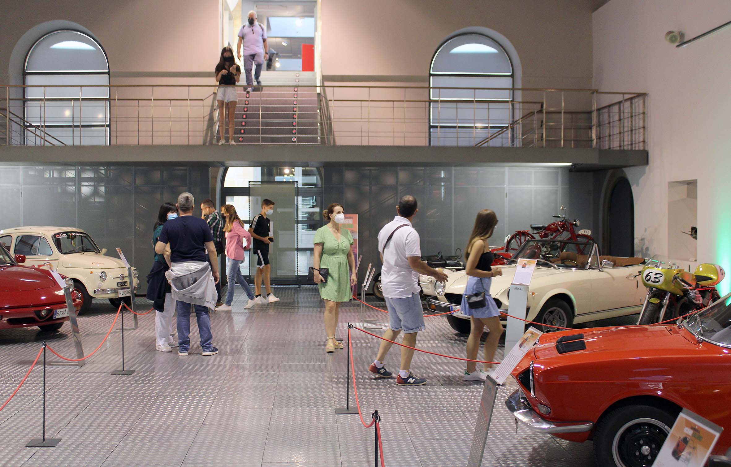 Visitantes en el Museo de Historia de la Automocion de Salamanca