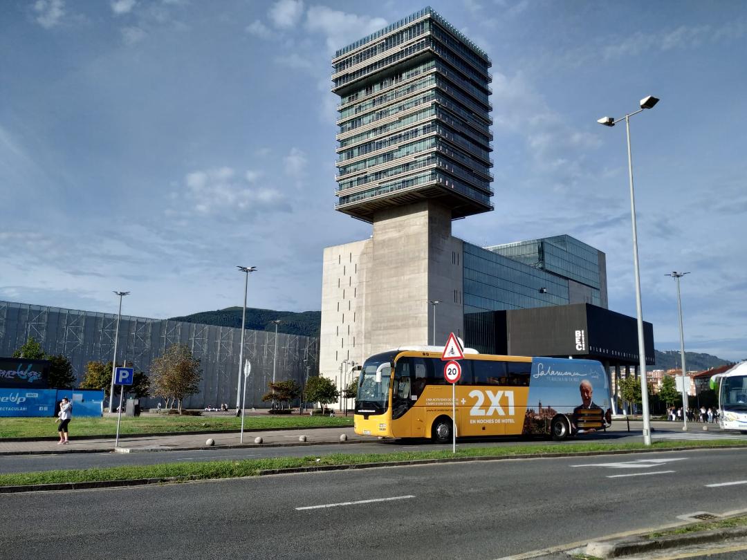 Imagen del autobus promocional de la campana de bonos 2x1