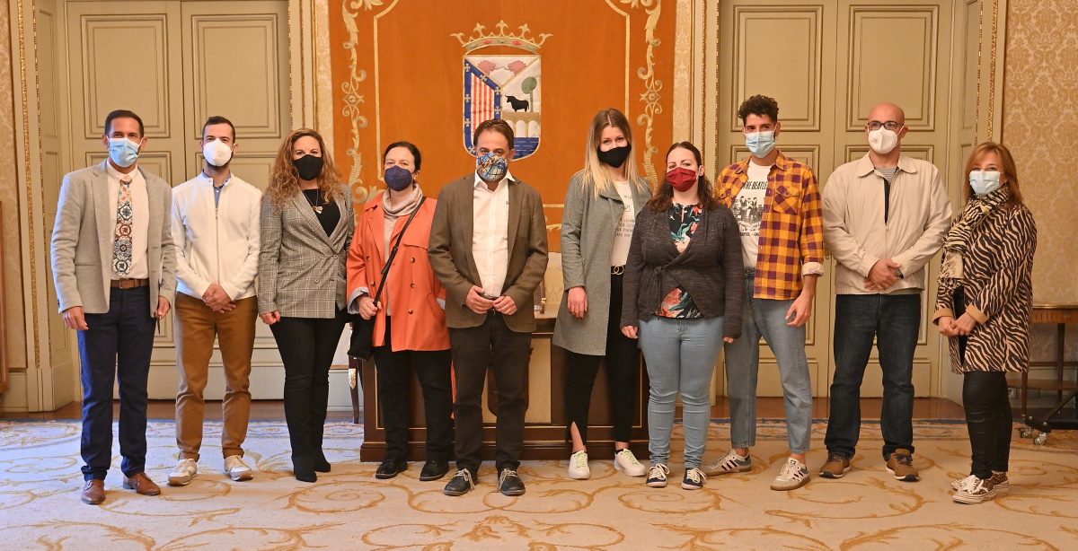Recepcion de Fernando Castano a los ganadores del Escape Room de FEDELE