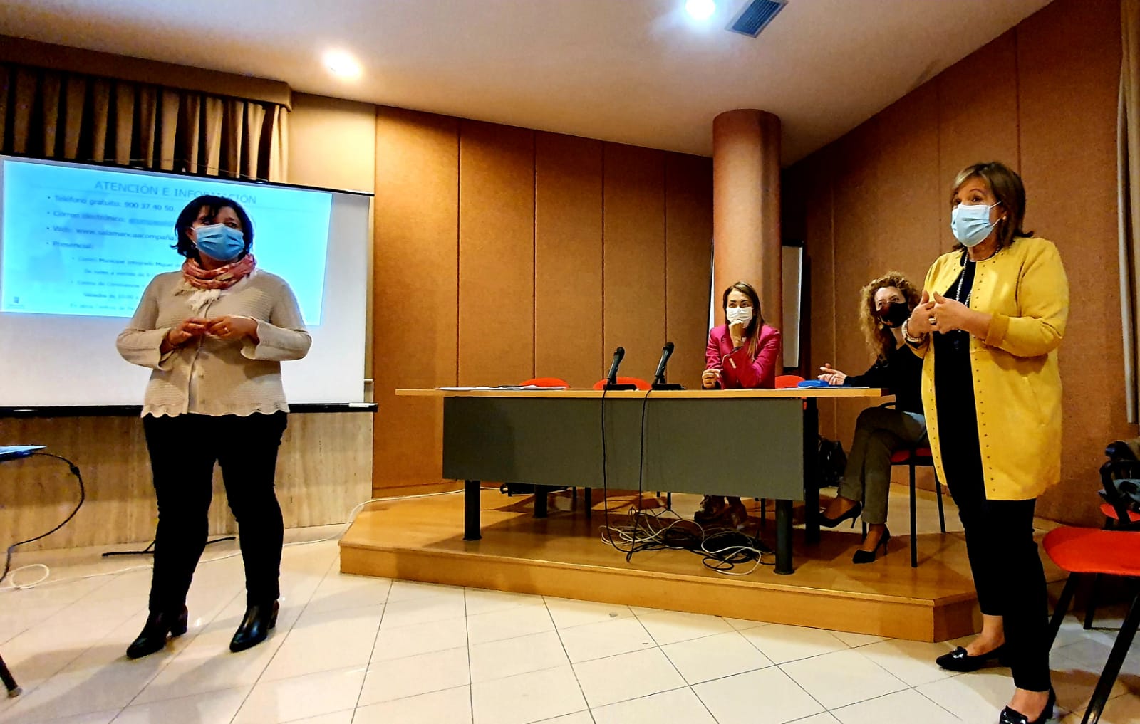 Isabel Macias y Ana Suarez participaron en el encuentro en el CEAS Centro
