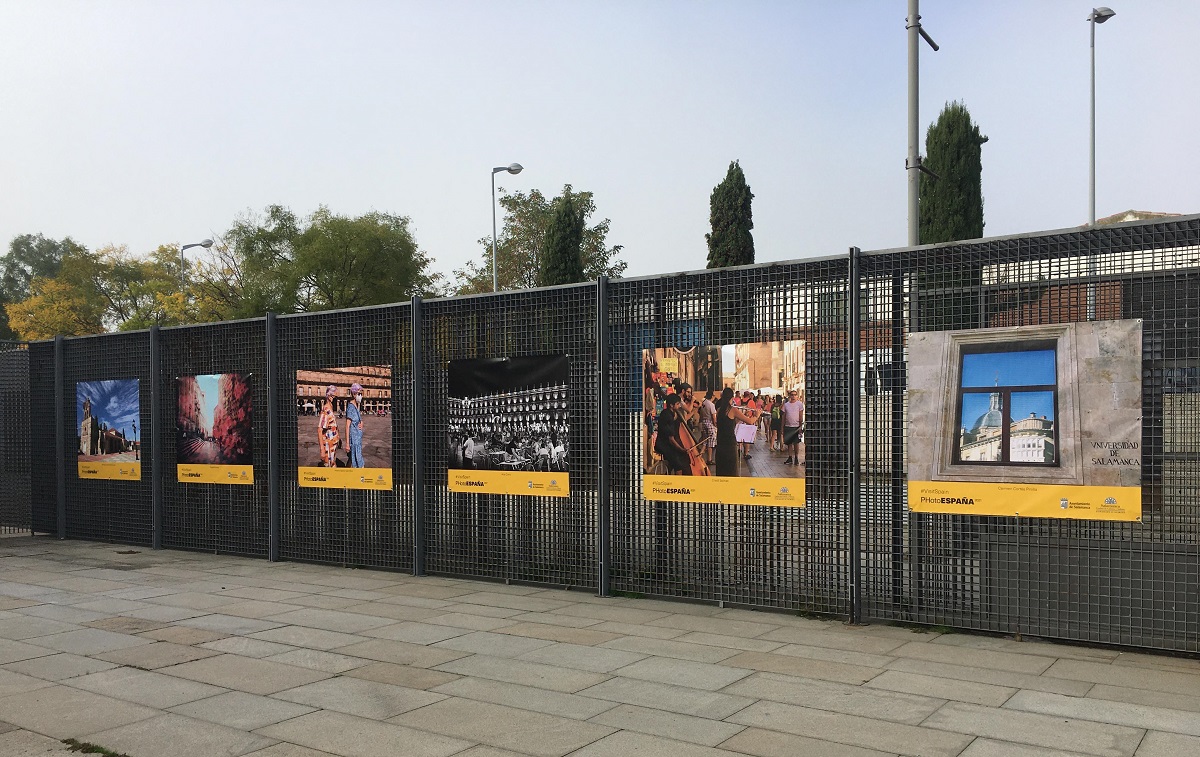 Imagen de la exposicion en el patio del DA2