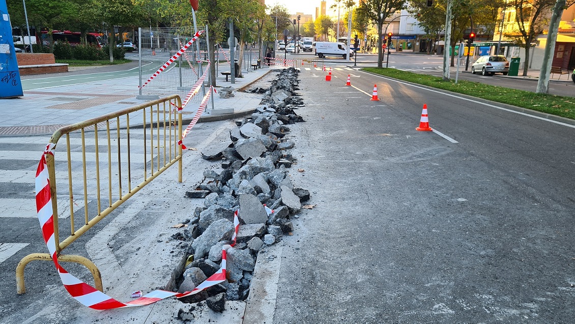 Trabajos de renovacion de redes en el Paseo de los Olivos