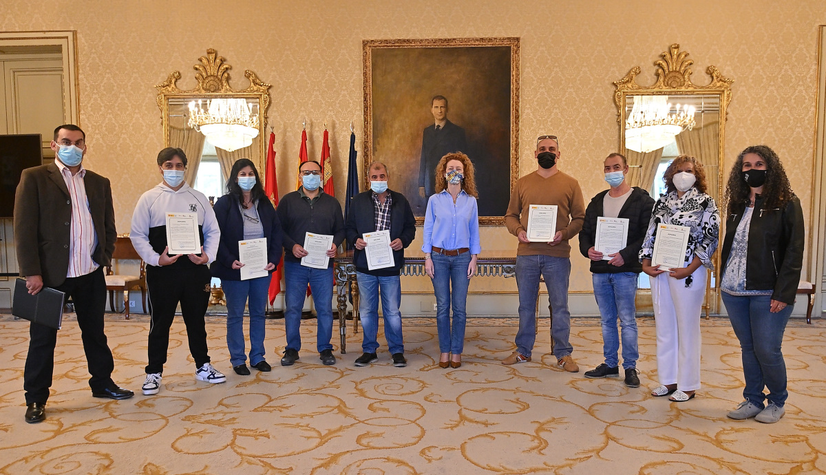 Ana Suarez junto a los alumnos que han recibido el diploma