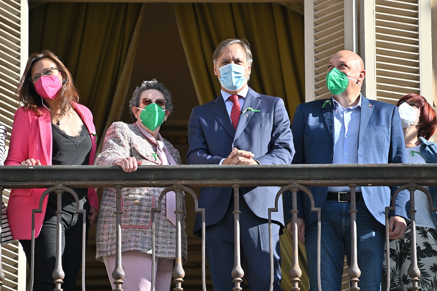 El alcalde y miembros de AFA Salamanca en el balcon del Ayuntamiento