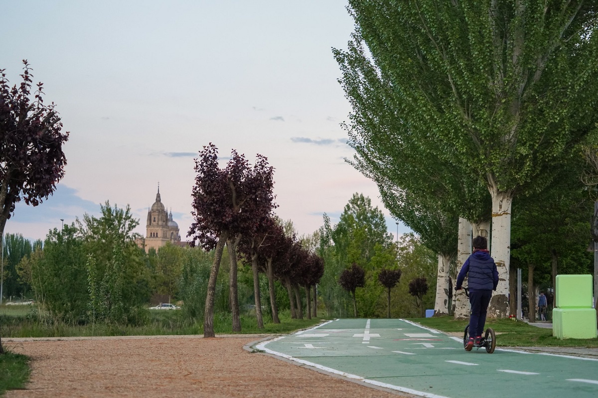 Conductor de un patinete circulando por el carril bici