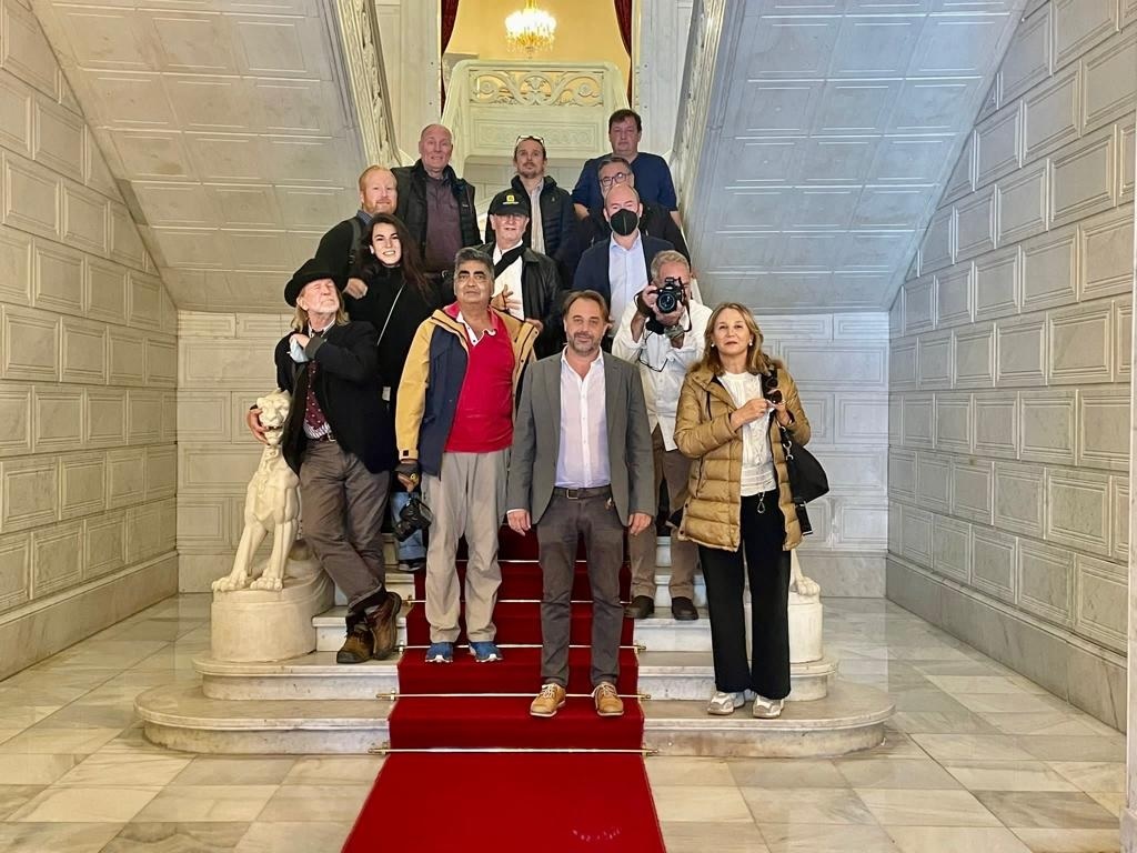 Fernando Castano con el grupo de localizadores audiovisuales