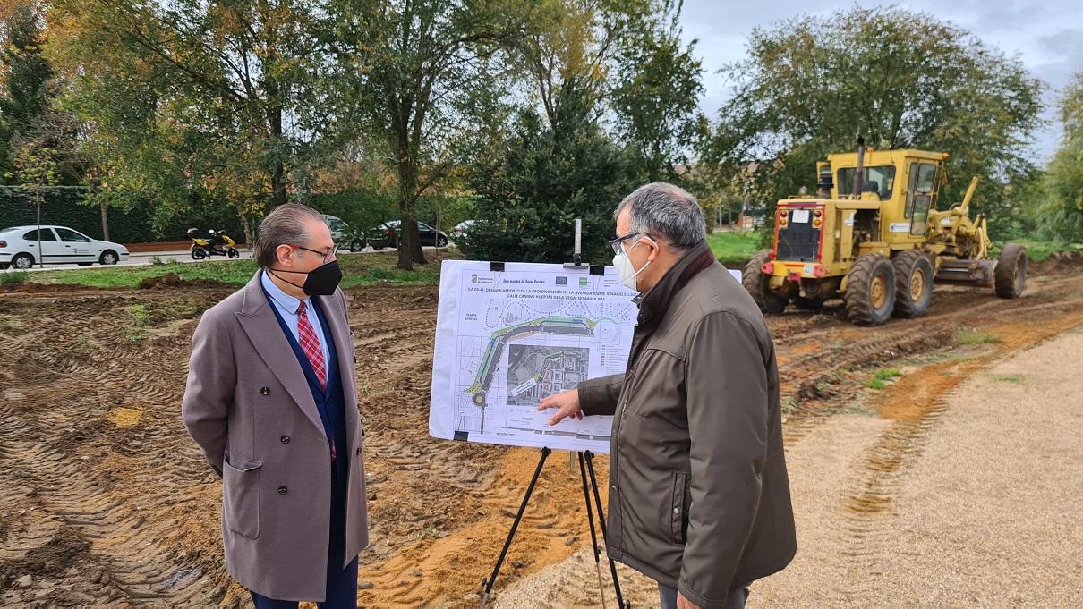 El concejal Fernando Carabias y el tecnico Miguel Blanco junto a las obras