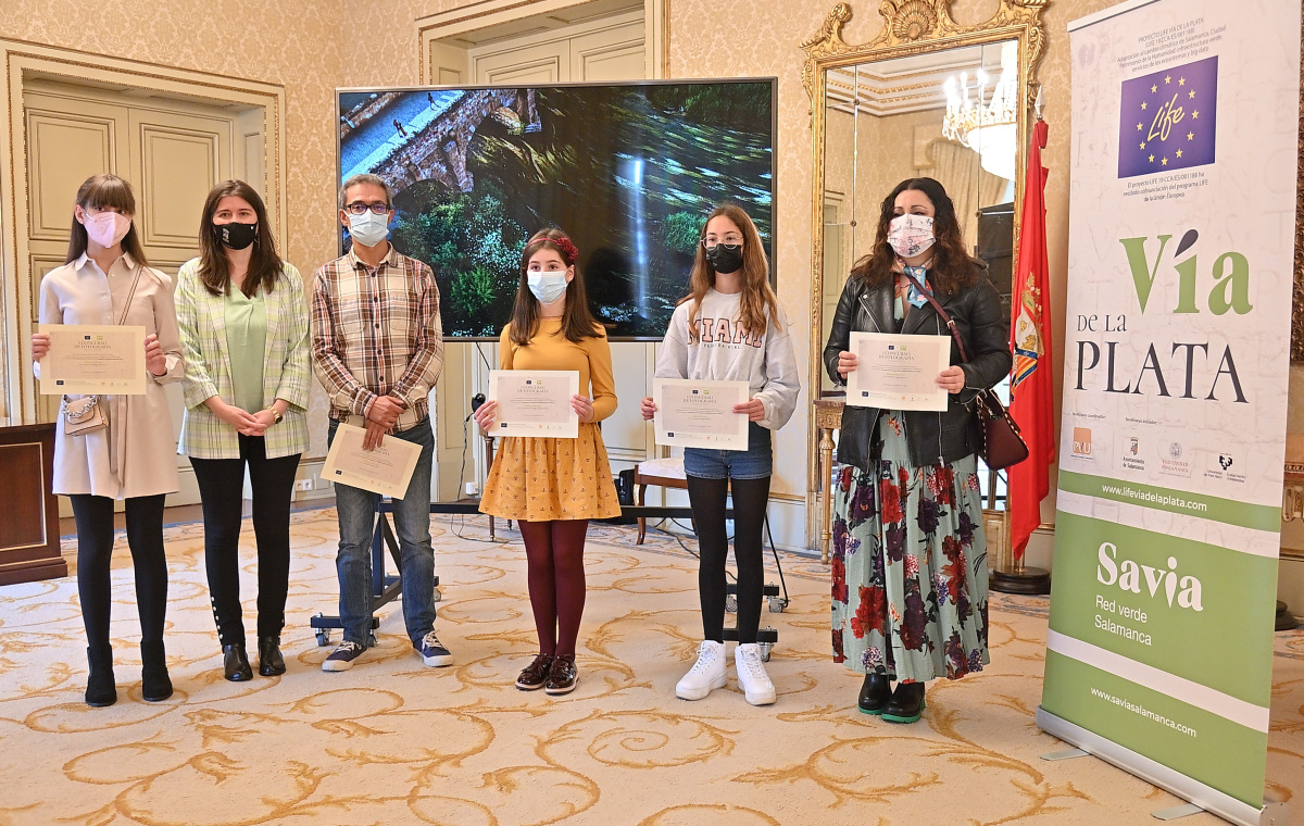Miryam Rodriguez junto a los ganadores del concurso