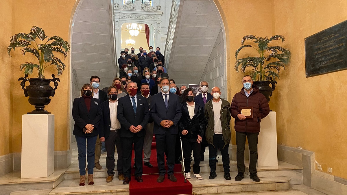 El alcalde con los premiados y cofrades asistentes al acto