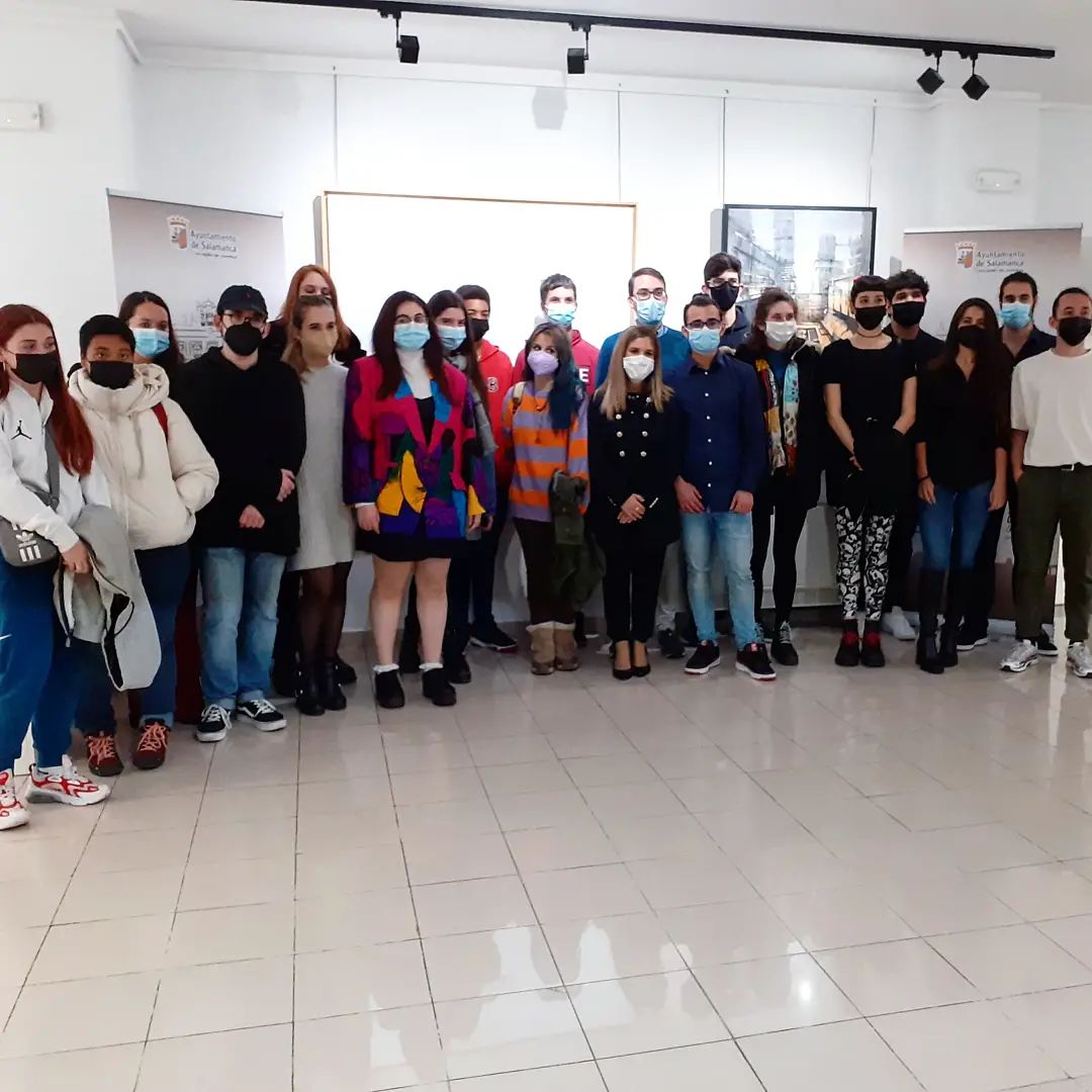 Entrega de premios a los ganadores de  Jovenes Creadores
