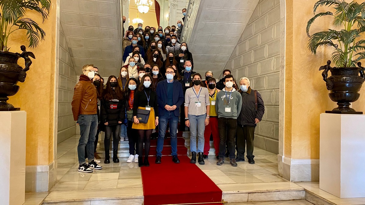 El concejal de Juventud  Angel Fernandez  con los jovenes investigadores