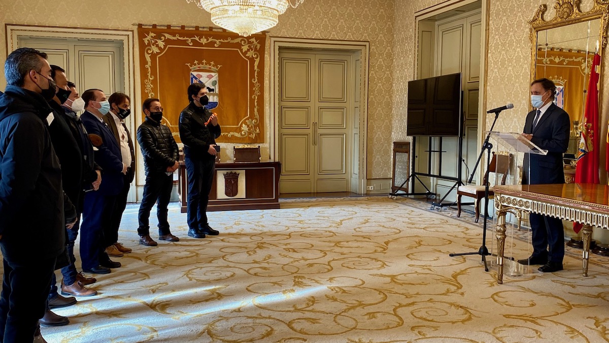El alcalde de Salamanca durante la recepcion a los representantes mejicanos