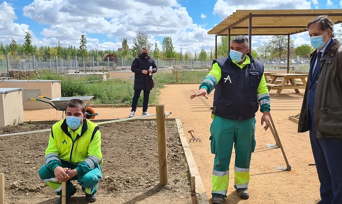 Imagen de una visita del alcalde a los Huertos Urbanos