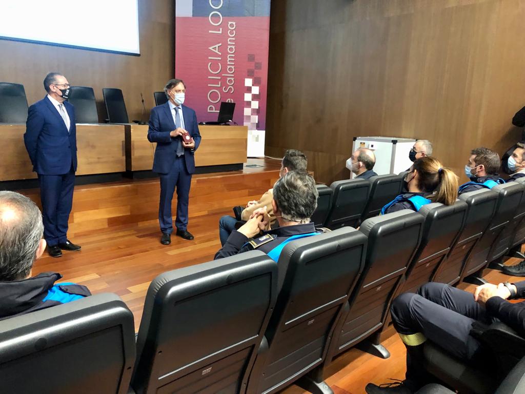 Fernando Carabias y Carlos Garcia Carbayo en el acto de entrega de la Medalla