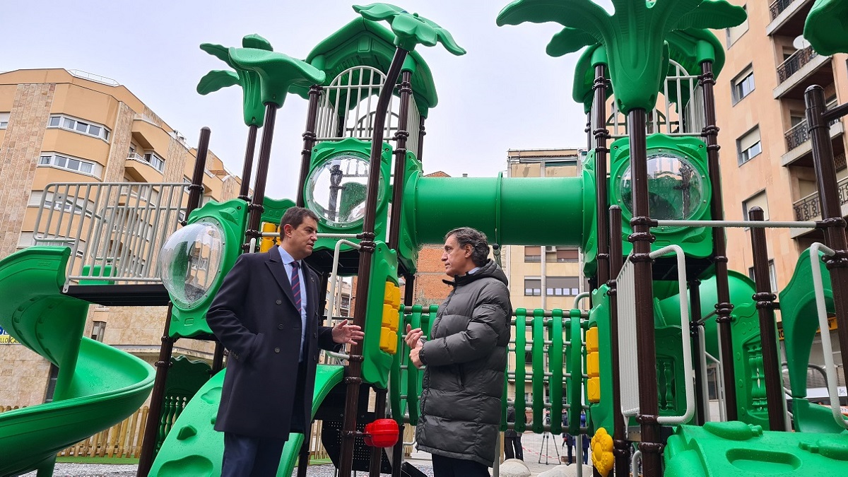 Imagen de una visita anterior del alcalde a la zona de juegos del Campillo