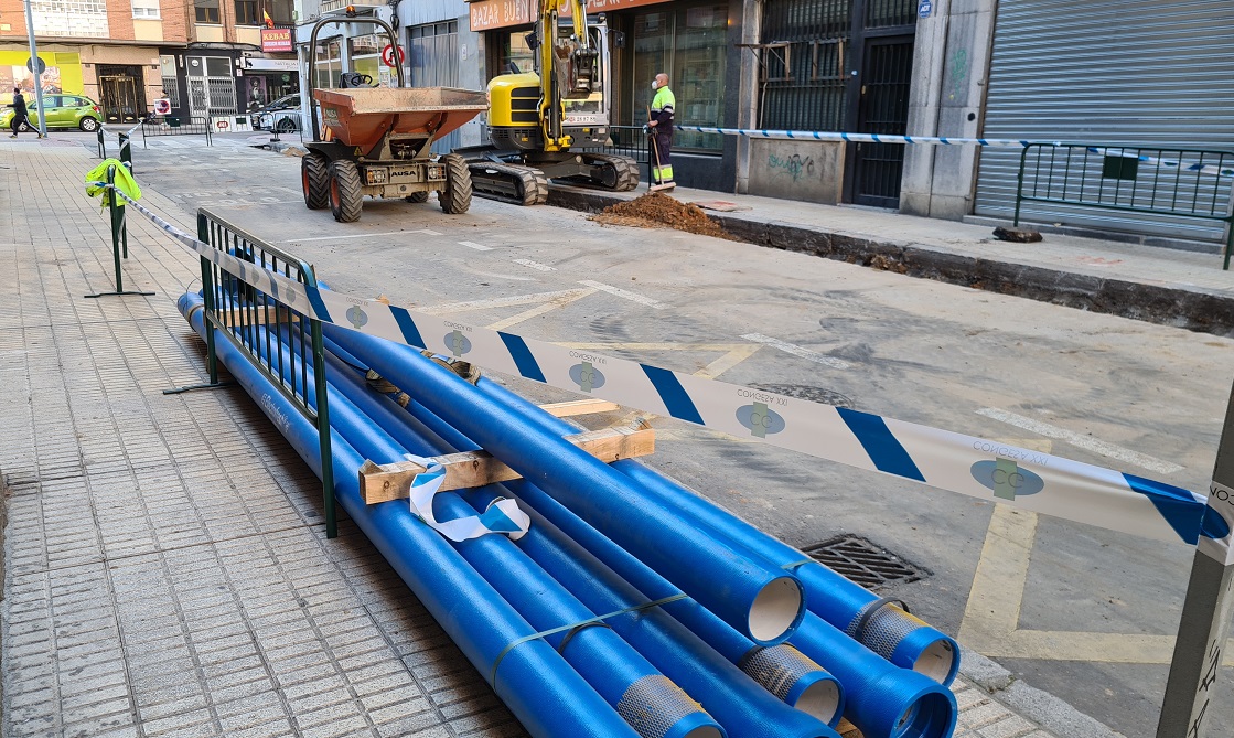 Trabajos de renovacion de redes en la calle Orquideas