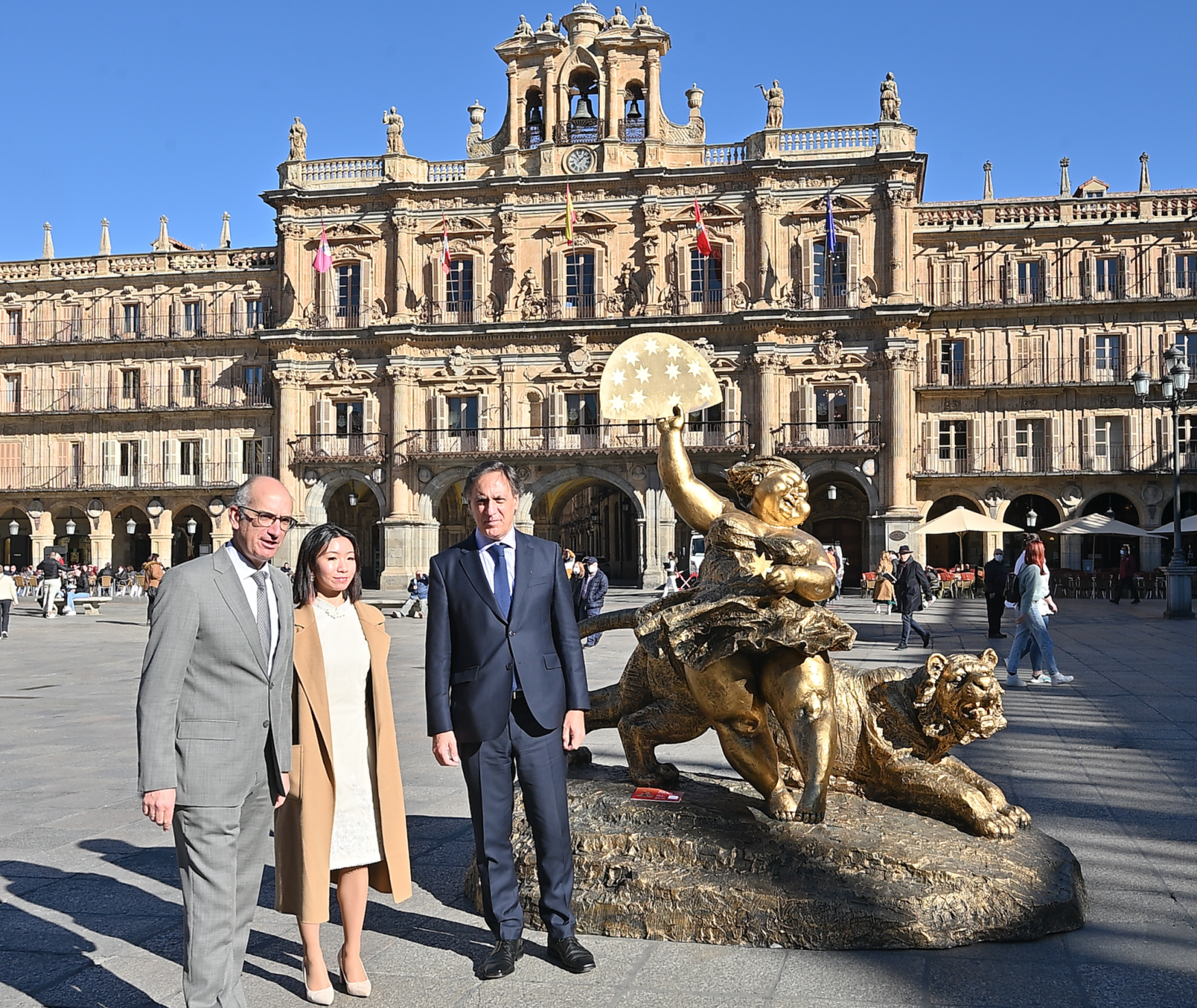 Javier Iglesias  Jiaqi Liang y Carlos Garcia Carbayo  en la Plaza Mayor