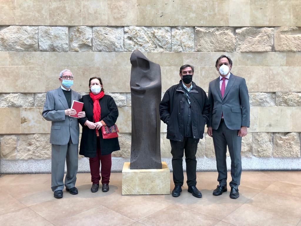 El alcalde y los hijos de Agustin Casillas con la escultura