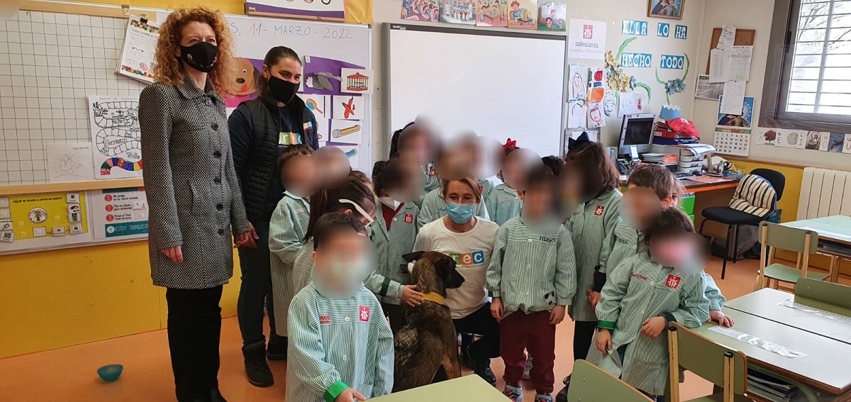 Ana Suarez con un grupo de escolares en el Colegio Maria Auxiliadora