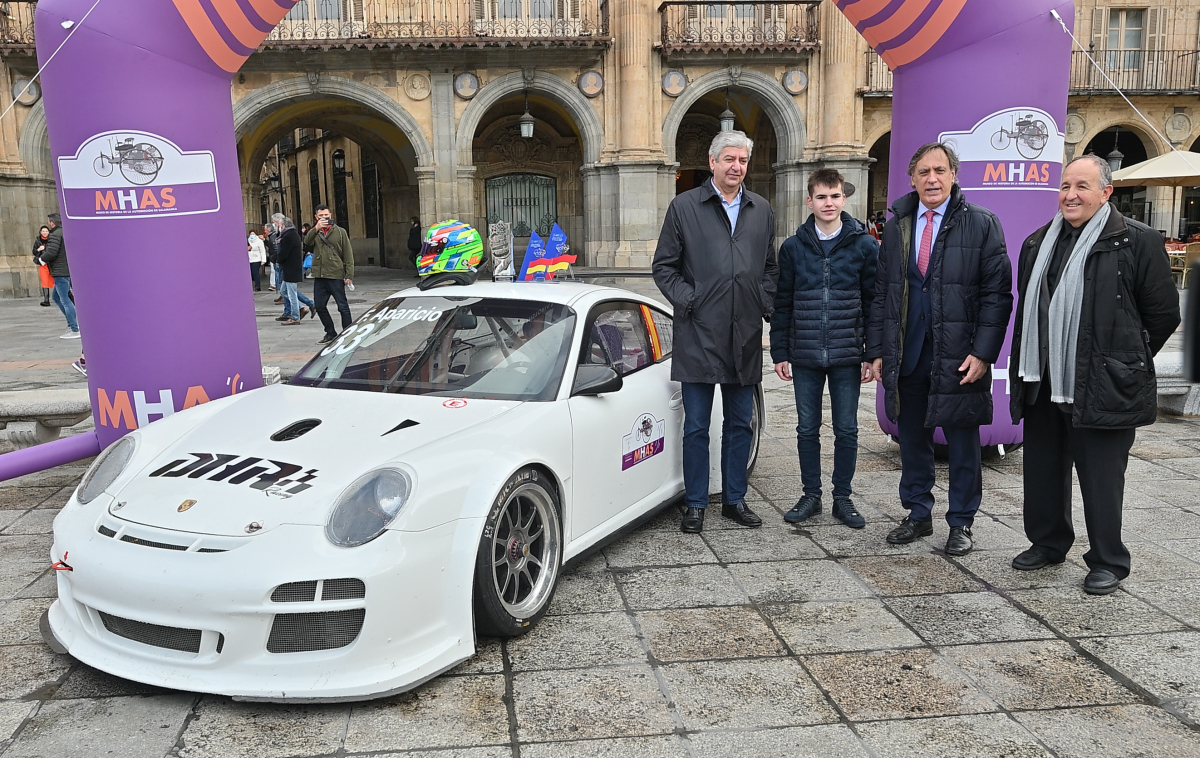 El alcalde y el concejal de Deportes junto al coche del piloto Felix Aparicio