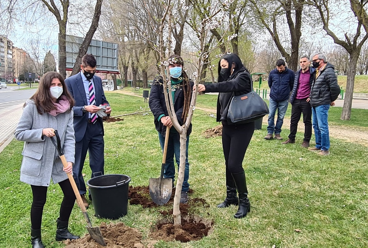 Miryam Rodriguez en la plantacion por el Dia del Arbol